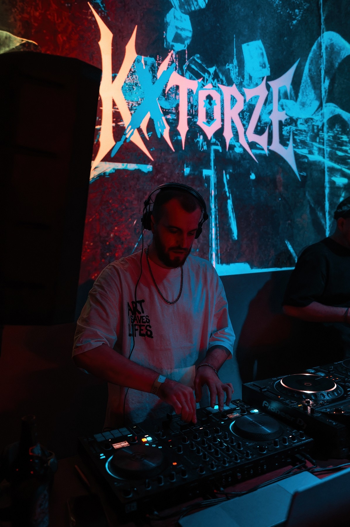 Wide DnB stage with visuals